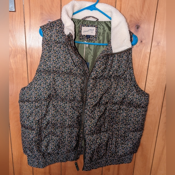 Universal Thread Jackets & Blazers - NWT Puffer vest. Green with flower pattern XL